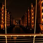 Brücke in der Speicherstadt bei Nacht