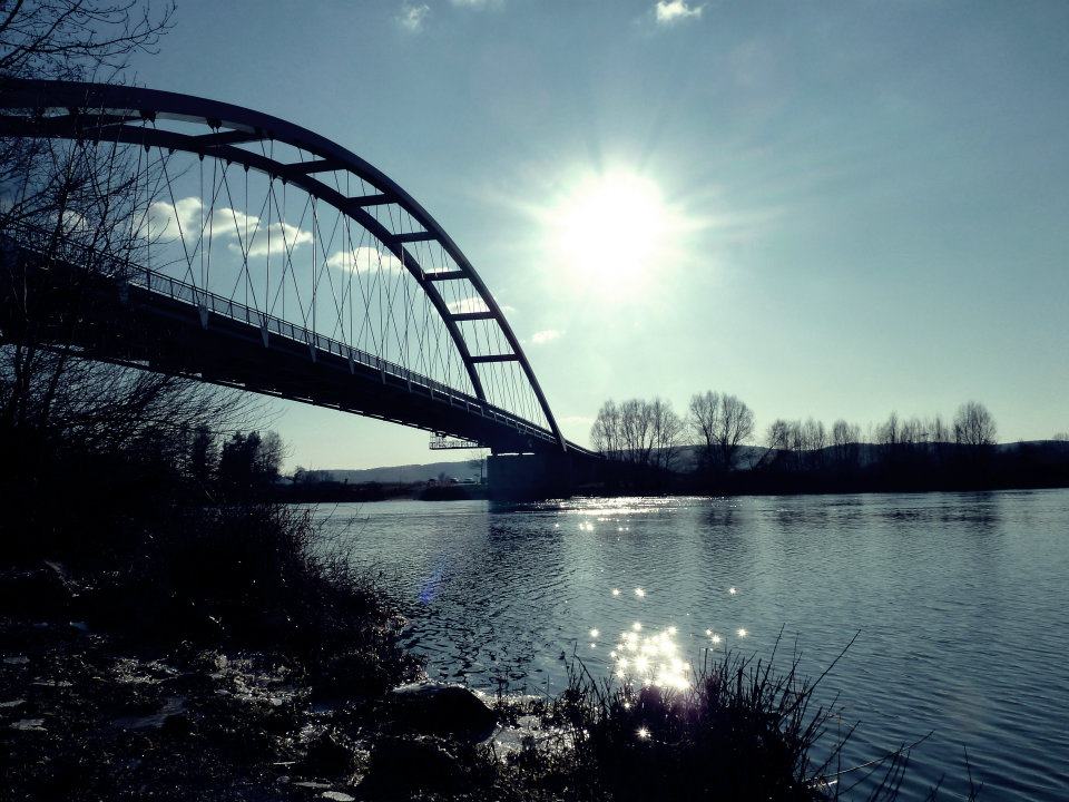 Brücke in der Wintersonne