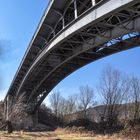 Brücke in Flusslandschaft