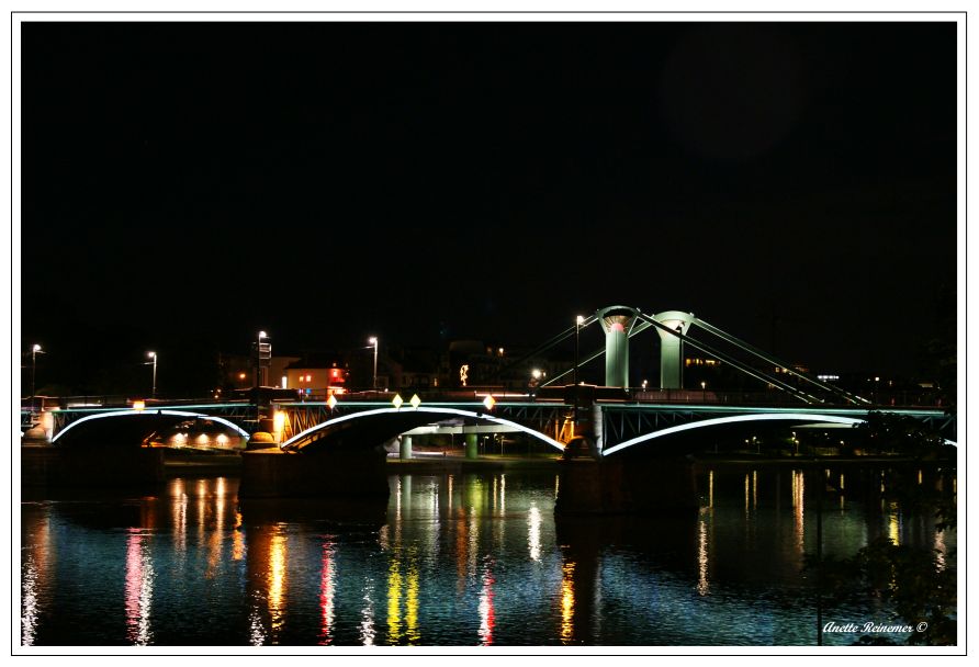 Brücke in Frankfurt bei Nacht