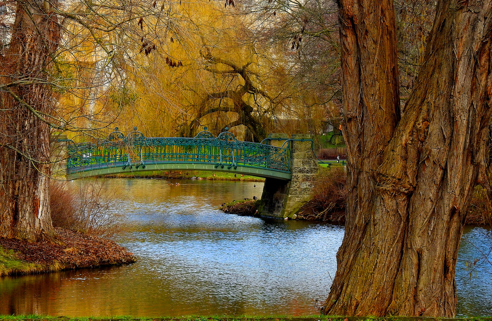 Brücke in grün.