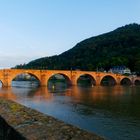 Brücke in Heidelberg spiegelt sich im Neckar