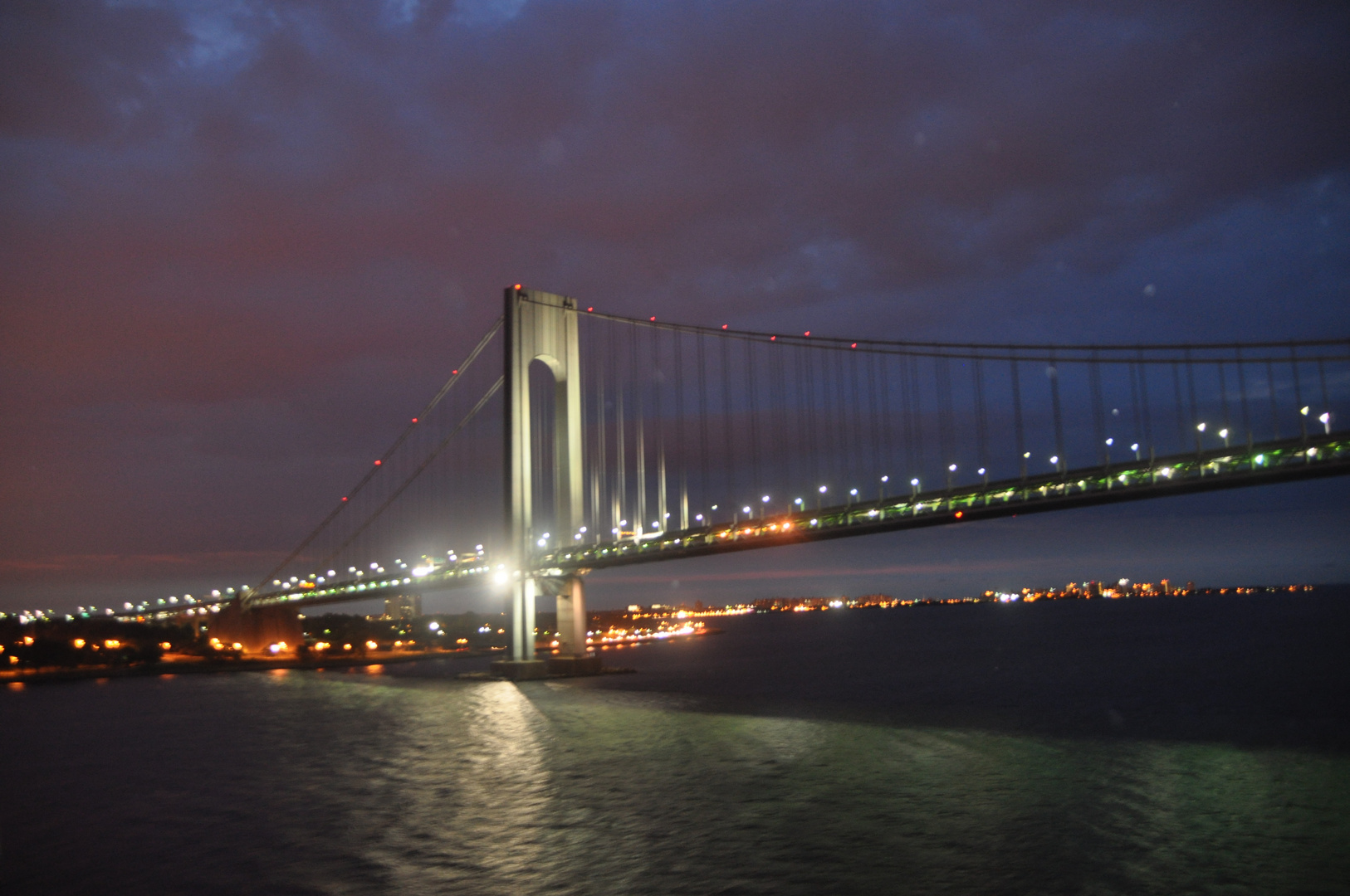 Brücke in New York bei Nacht