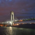 Brücke in New York bei Nacht