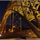 Brücke in Porto bei Nacht