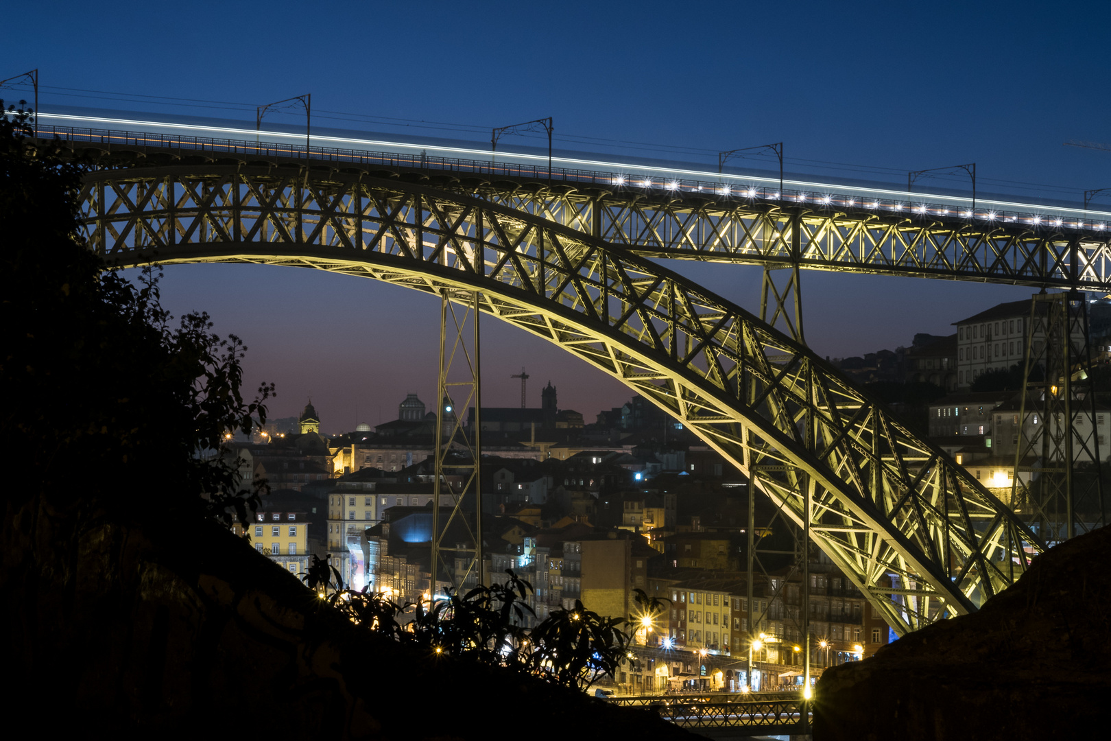 Brücke in Porto zur blauen Stunde