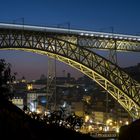 Brücke in Porto zur blauen Stunde