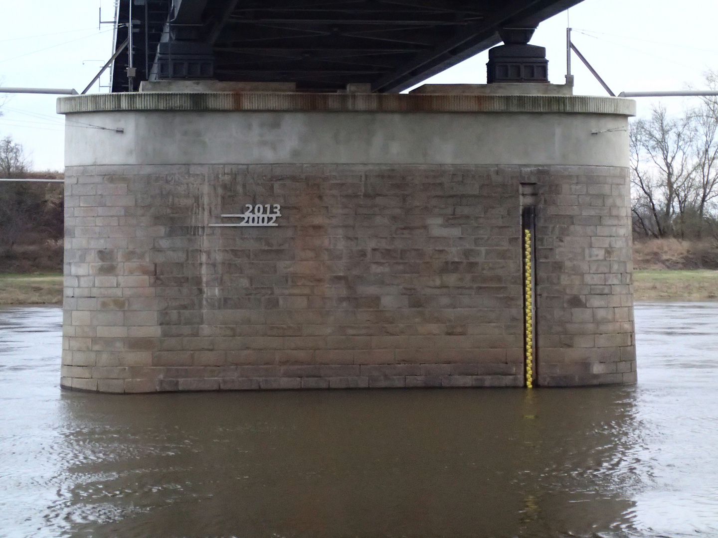 Brücke in Rosslau mit den Markierungen der letzten Hochwasser