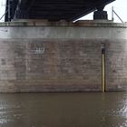 Brücke in Rosslau mit den Markierungen der letzten Hochwasser