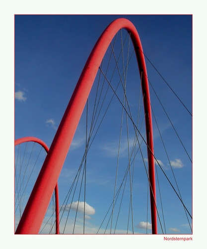 Brücke in Rot