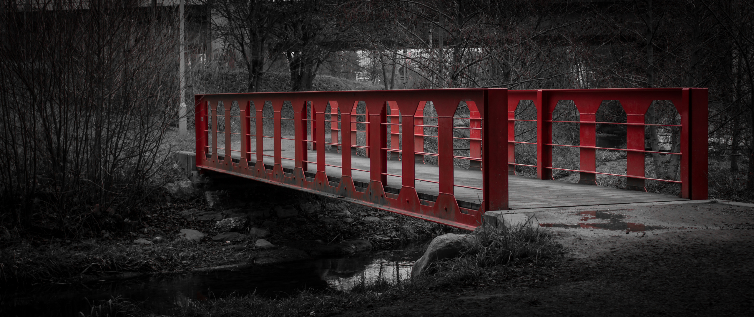 Brücke in Rot