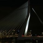 Brücke in Rotterdam bei Nacht