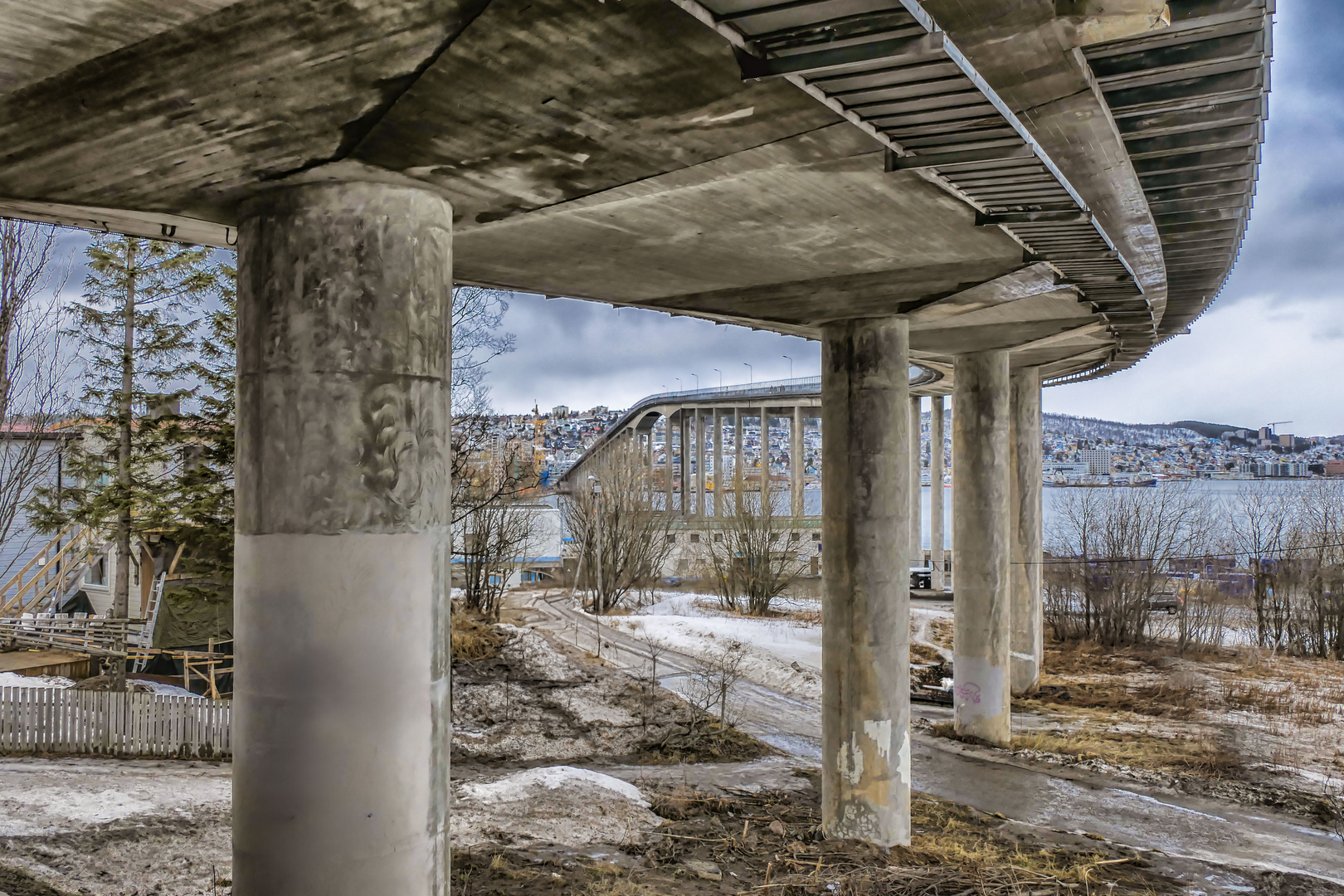 Brücke in Tromsoe zur Eismeerkathedrale