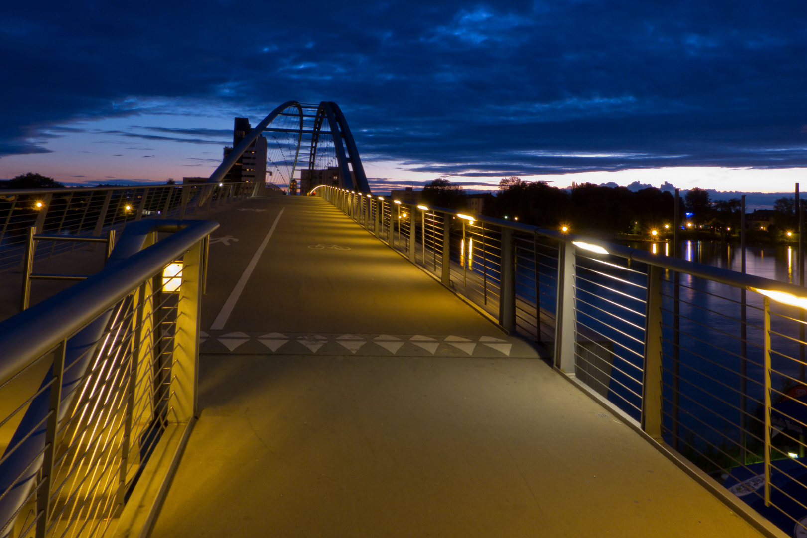 Brücke ins Blaue