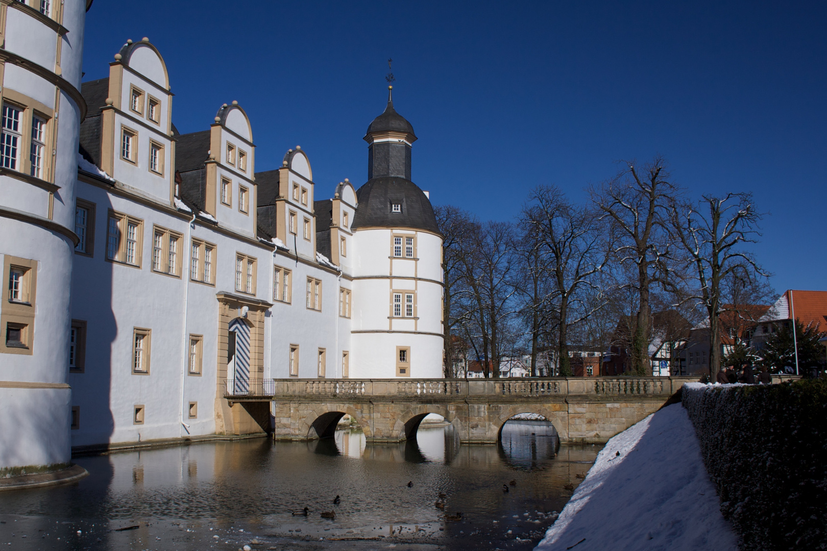 Brücke ins Schloss Neuhaus