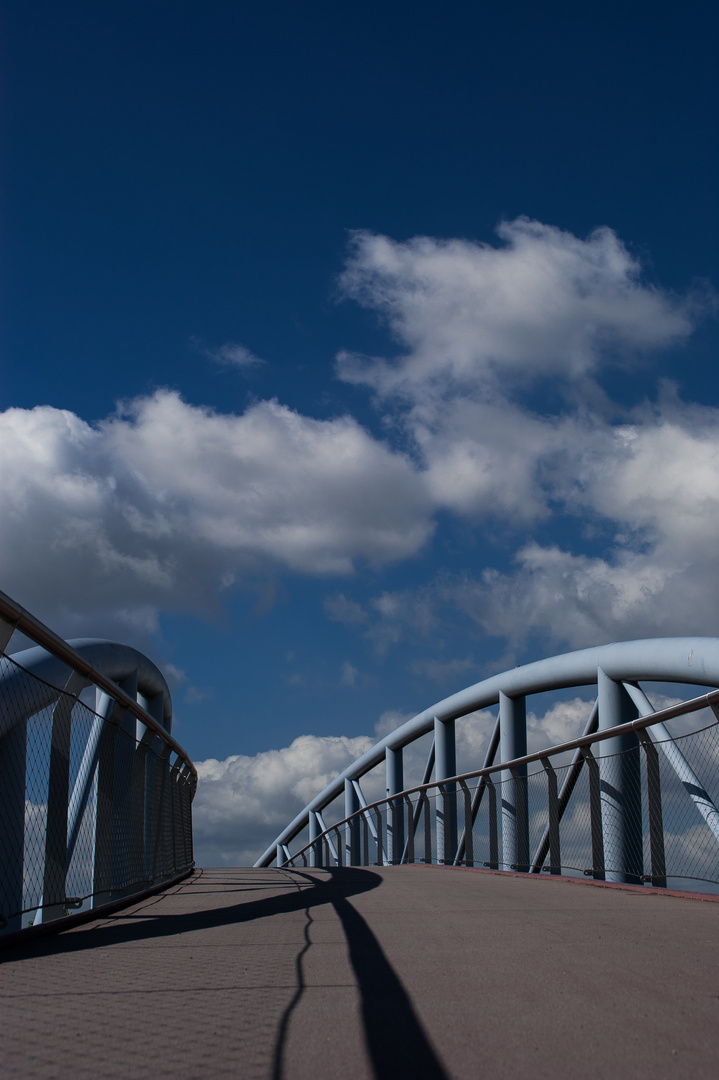 Brücke mit blauem Himmel