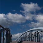 Brücke mit blauem Himmel