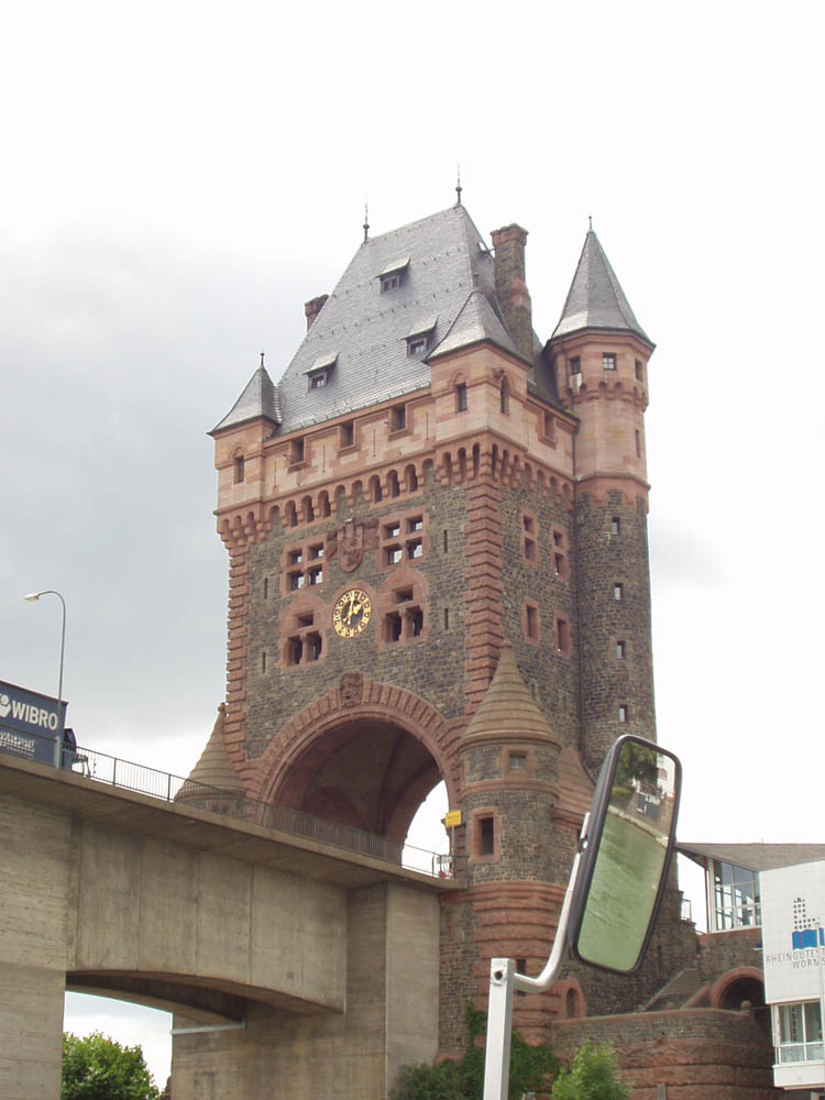 Brücke mit Brückenturm