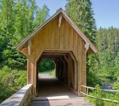 Brücke mit Dach