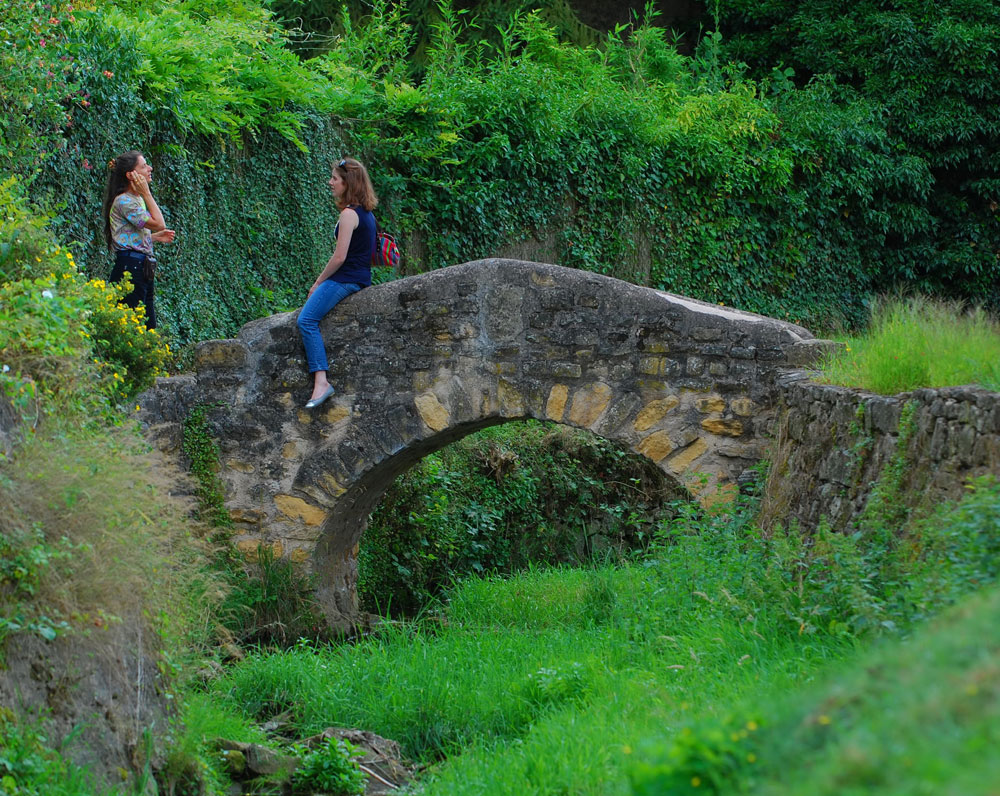 brücke mit damen