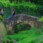 brücke mit damen