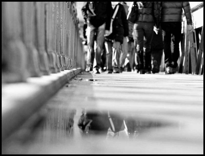 Brücke mit Fokus auf Pfütze