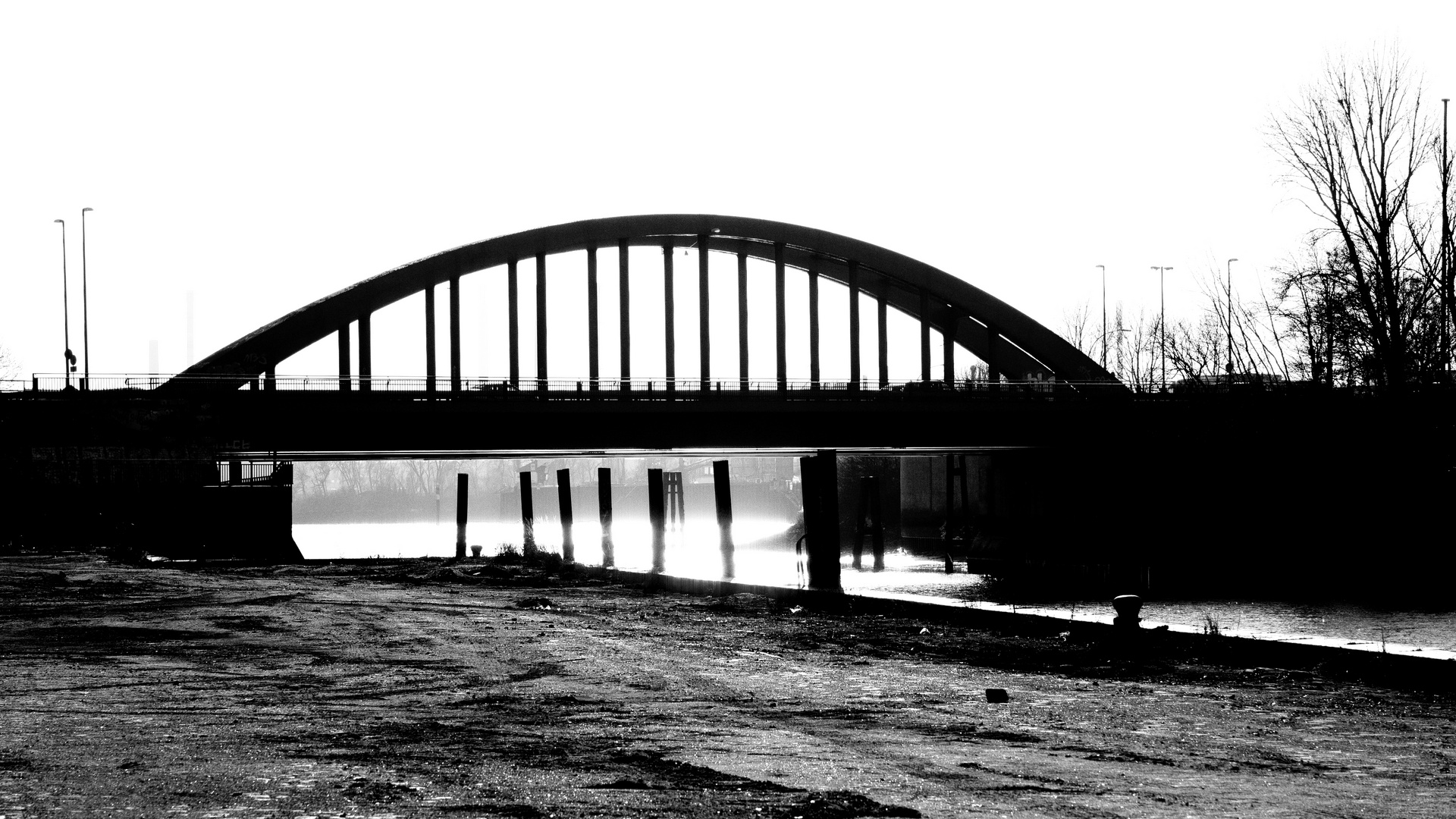 Brücke mit Gegenlicht