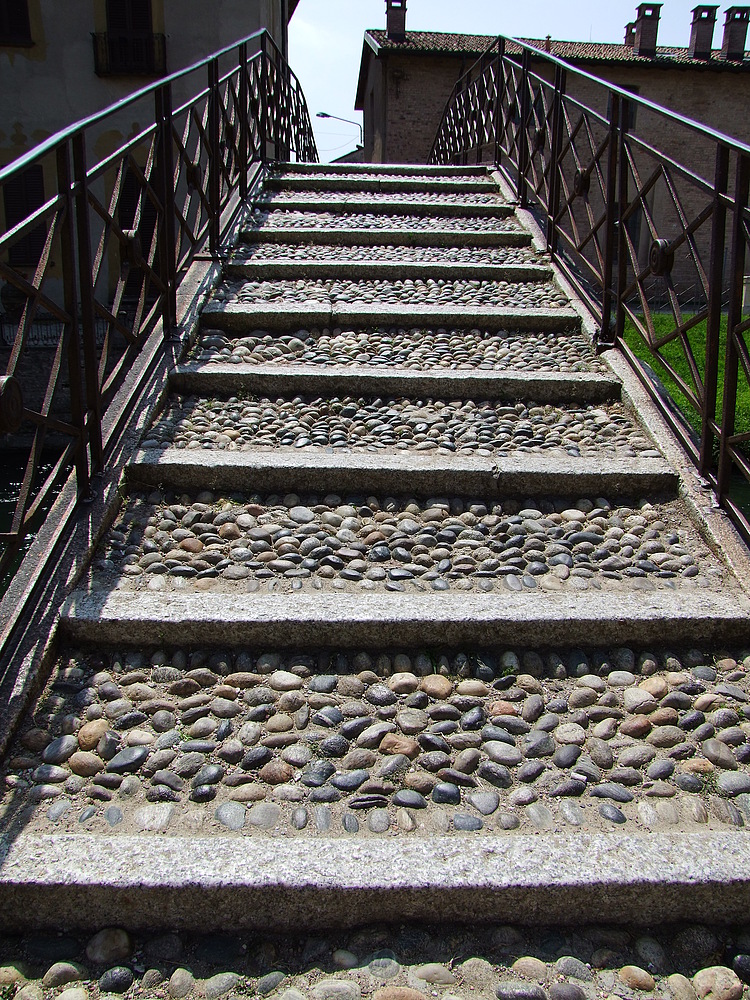 Brücke mit Kopfsteinpflaster über der Naviglio Grande Foto & Bild