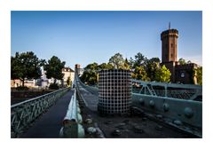 Brücke mit Lampe und Turm