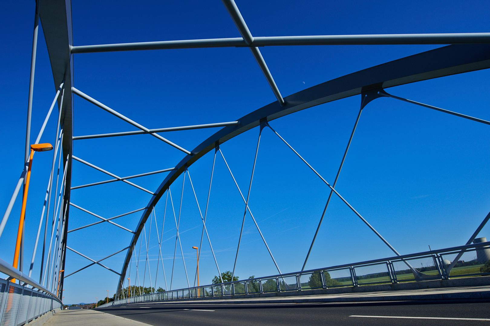 Brücke mit Mond