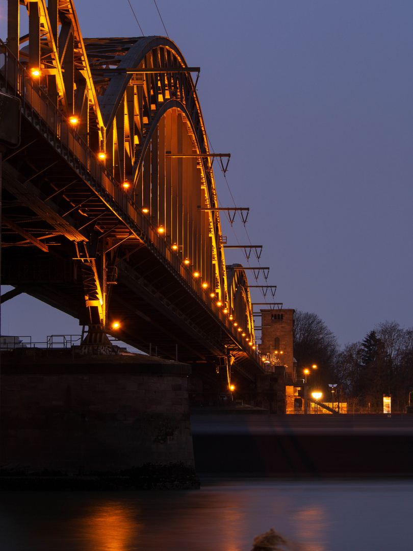 Brücke mit Schiff