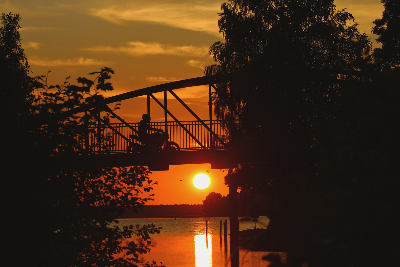 Brücke mit Sonnenuntergang