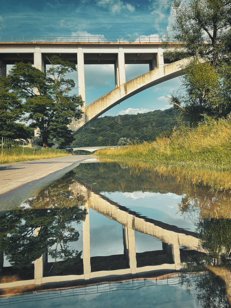 Brücke mit Spiegelung