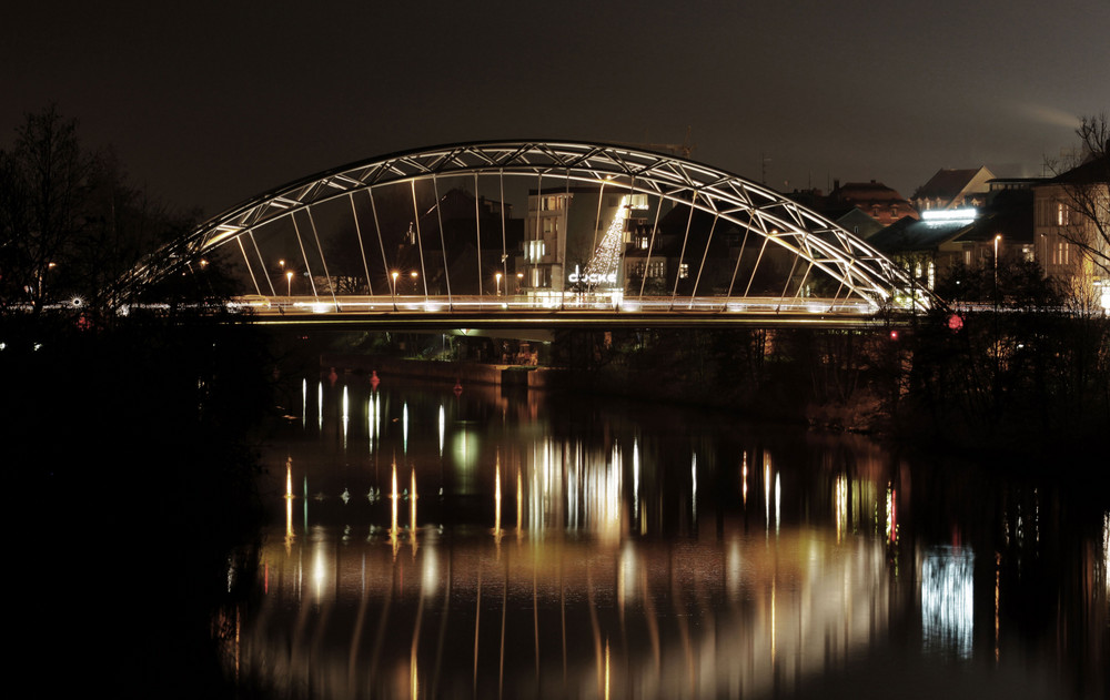 Brücke mit Spiegelung