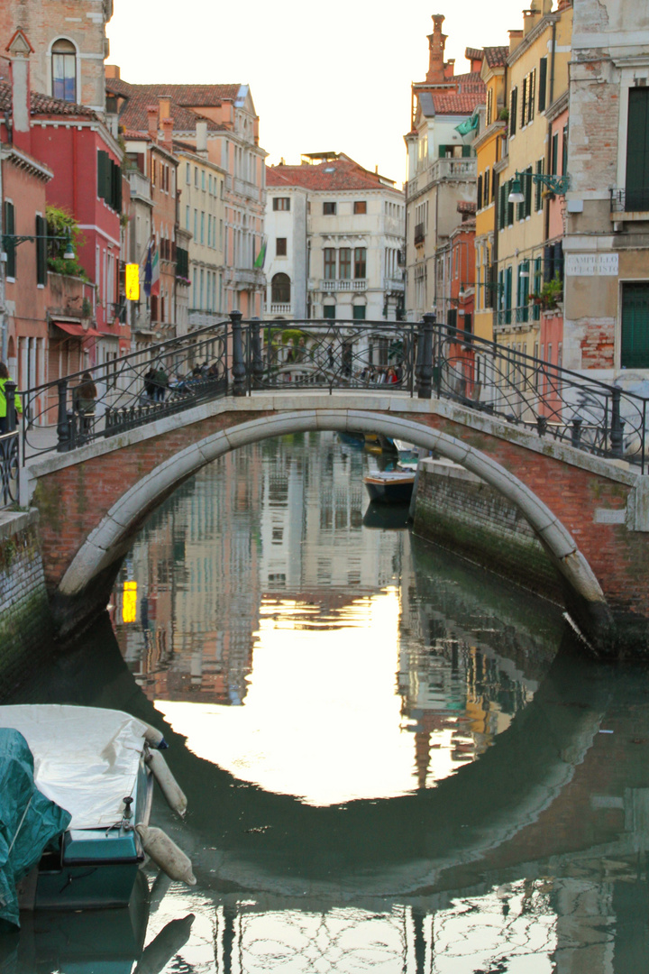 Brücke mit Spiegelung