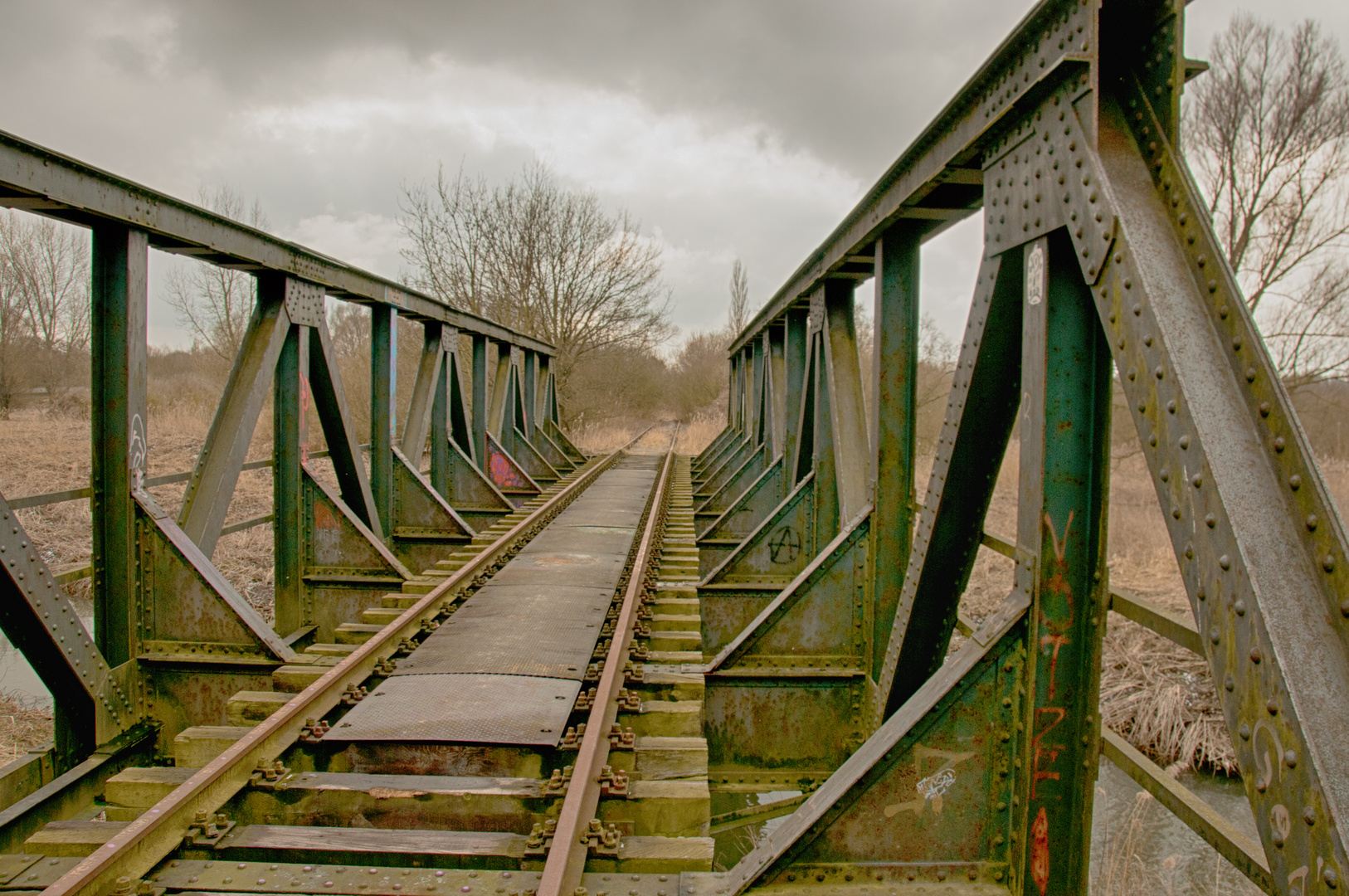 Brücke mit stillgelegtem Industriegleis