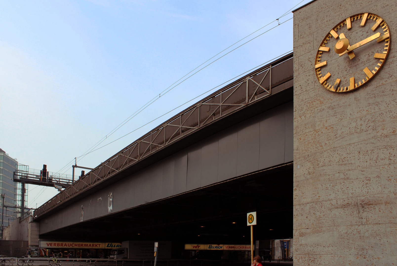 Brücke mit Uhr