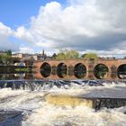 Brücke mit Wasserlauf