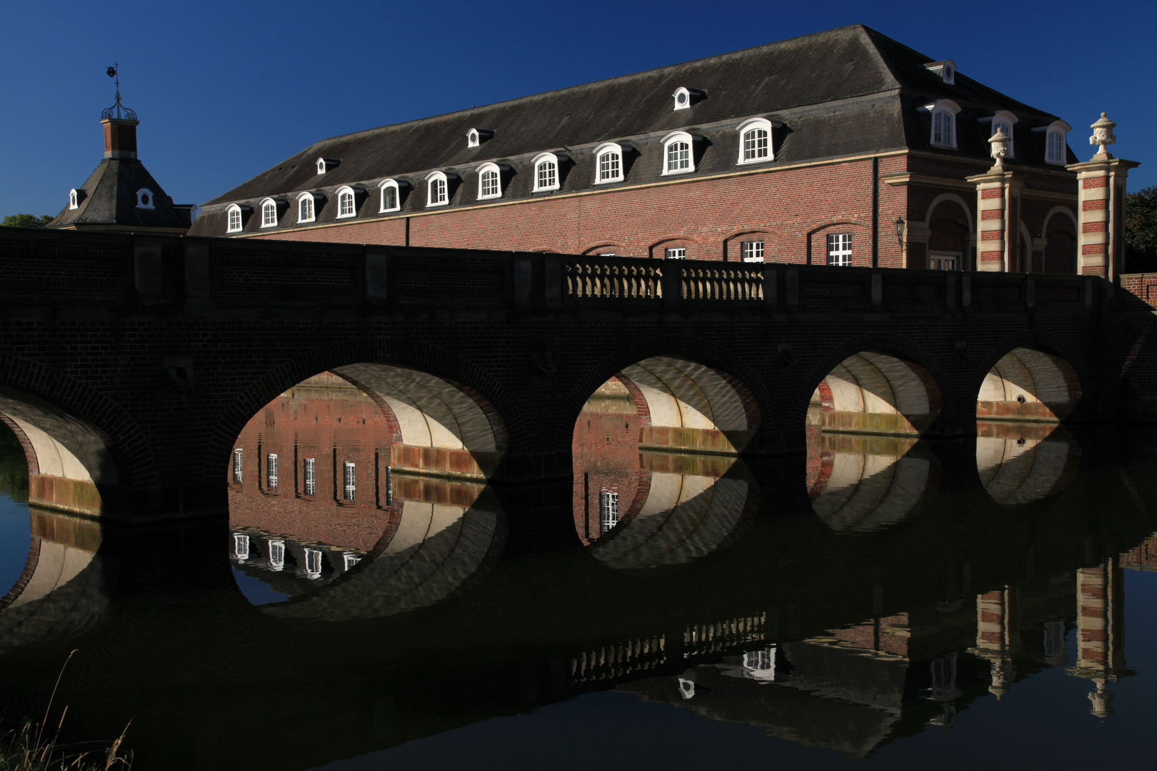 Brücke mit Wasserreflexionen