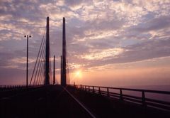 Brücke mit Wolken und Abendsonne