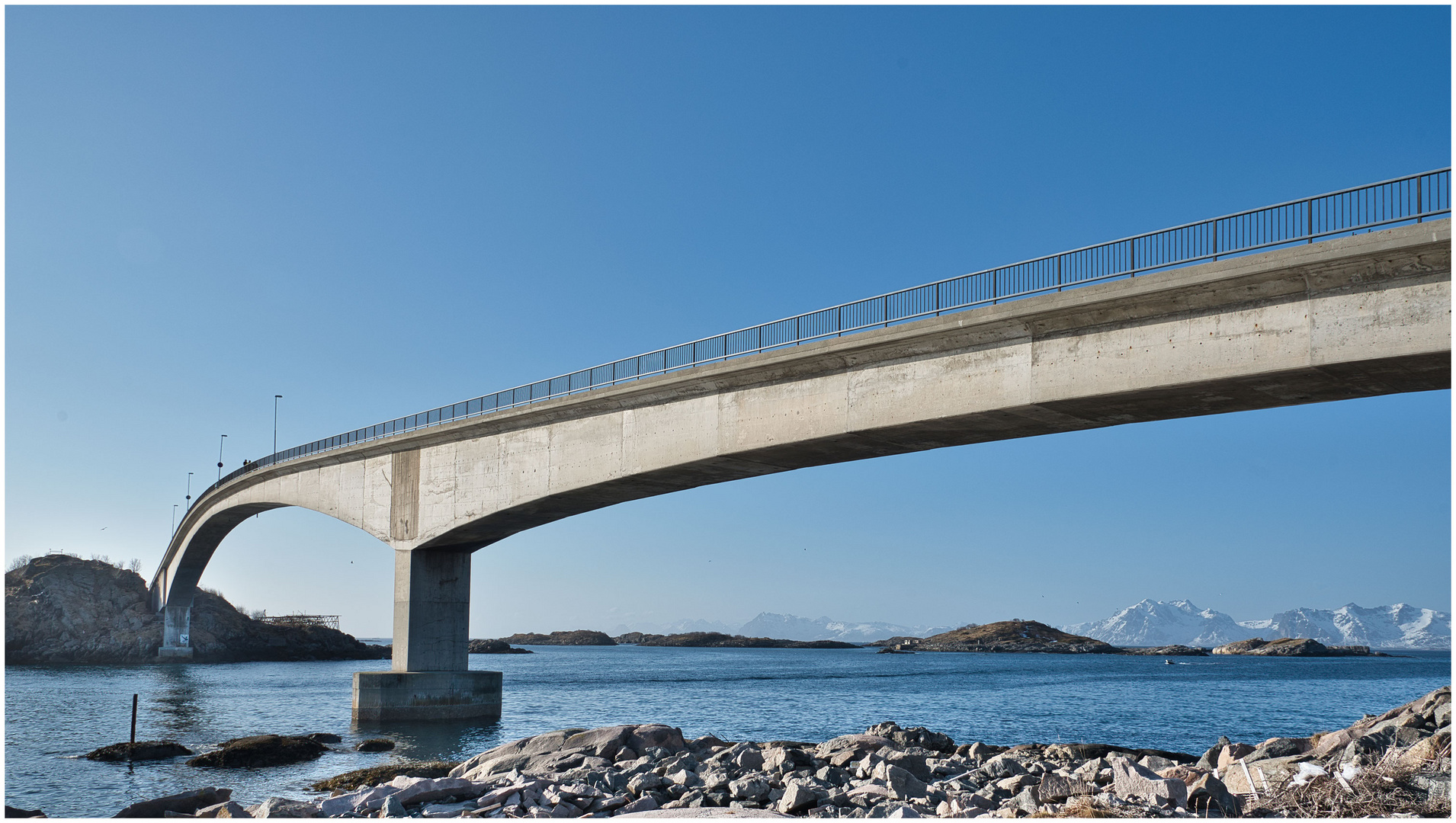 Brücke nach Henningsvær