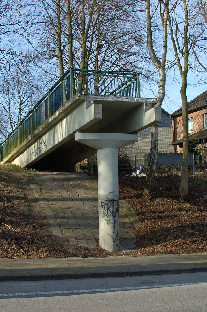 Brücke ohne Mittelteil - die beiden Brückenköpfe gehen ins Leere:-)