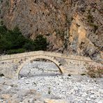 Brücke ohne Wasser ...