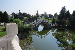 Brücke spiegelt