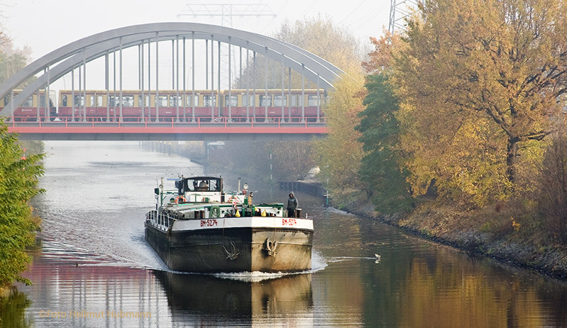 BRÜCKE ÜBER BRITZER ZWEIGKANAL MIT FRACHTSCHIFF UND BR480