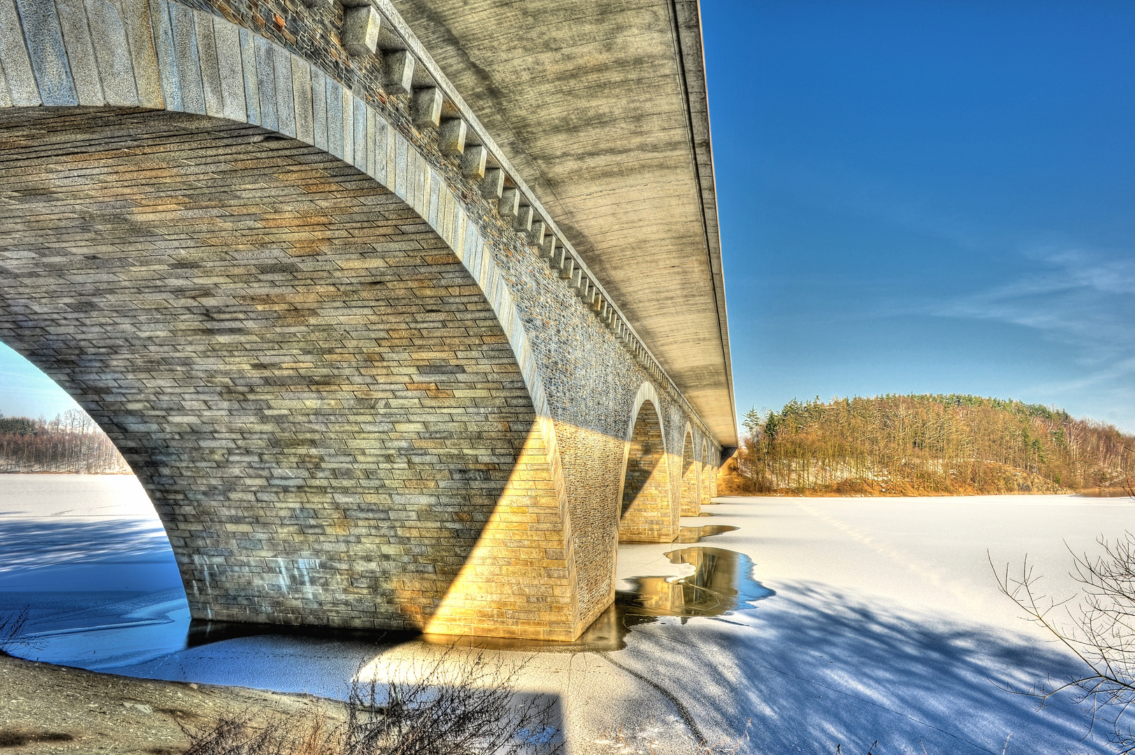 Brücke über das Eis