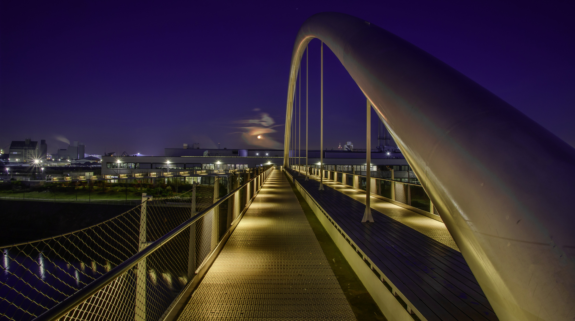 Brücke über das Hafenbecken