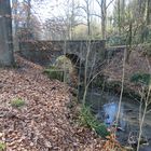 Brücke über dem reissenden Strom