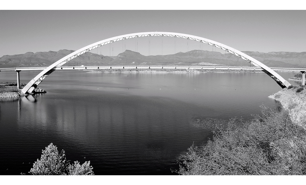 Brücke über dem Roosevelt Lake - sw