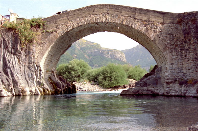 Brücke über den Ara